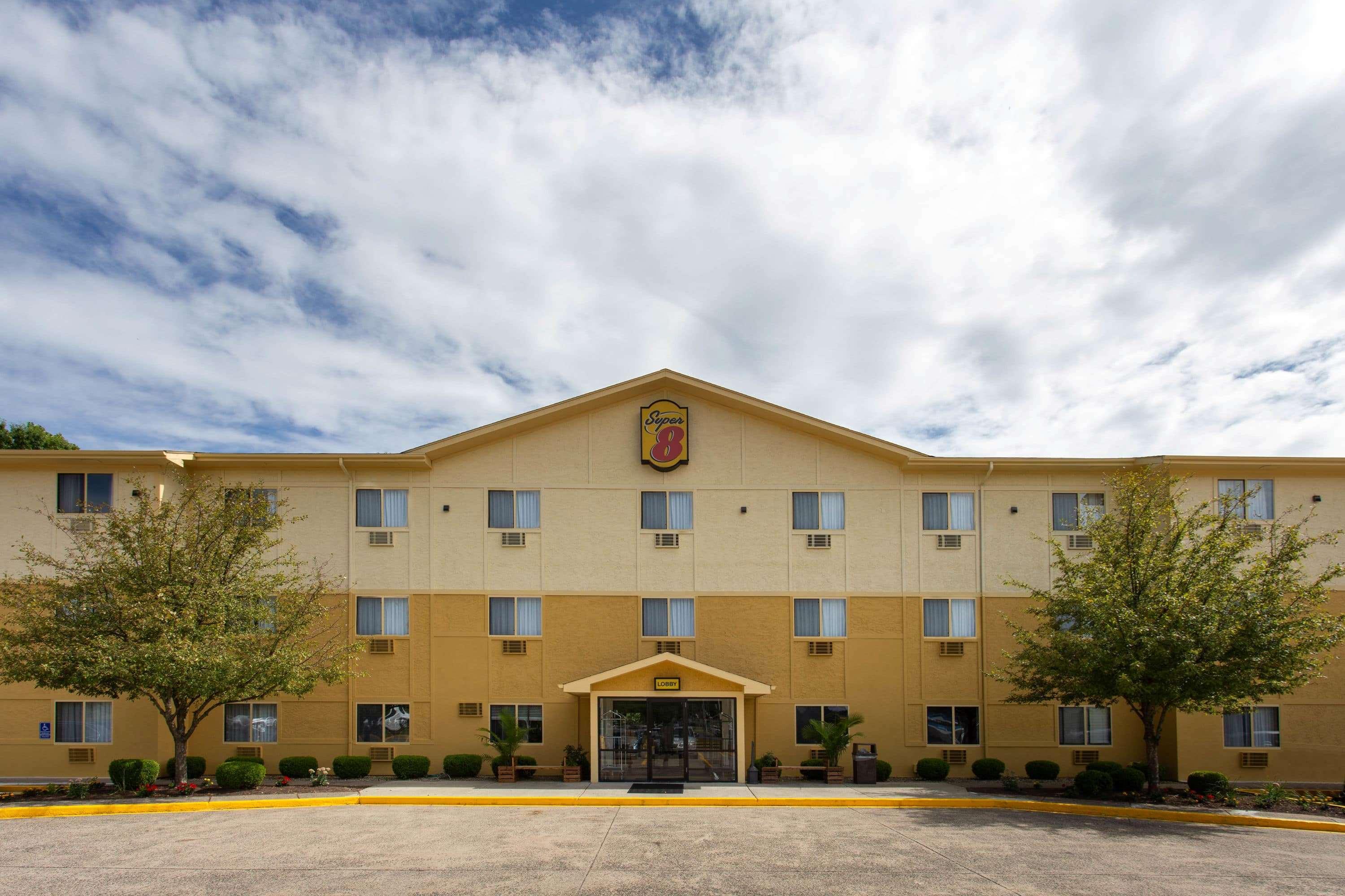 Super 8 By Wyndham Cromwell/Middletown Hotel Bagian luar foto