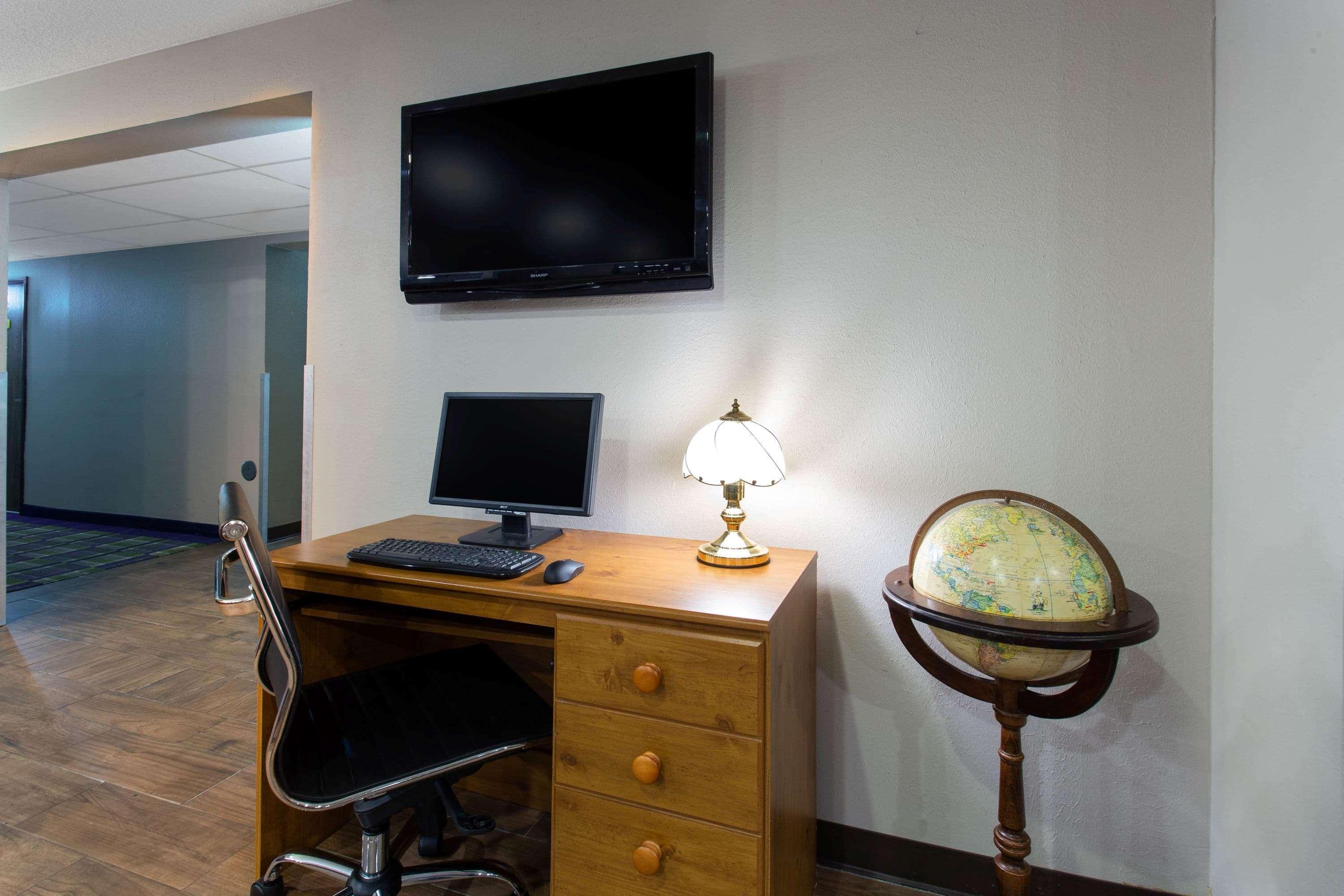 Super 8 By Wyndham Cromwell/Middletown Hotel Bagian luar foto