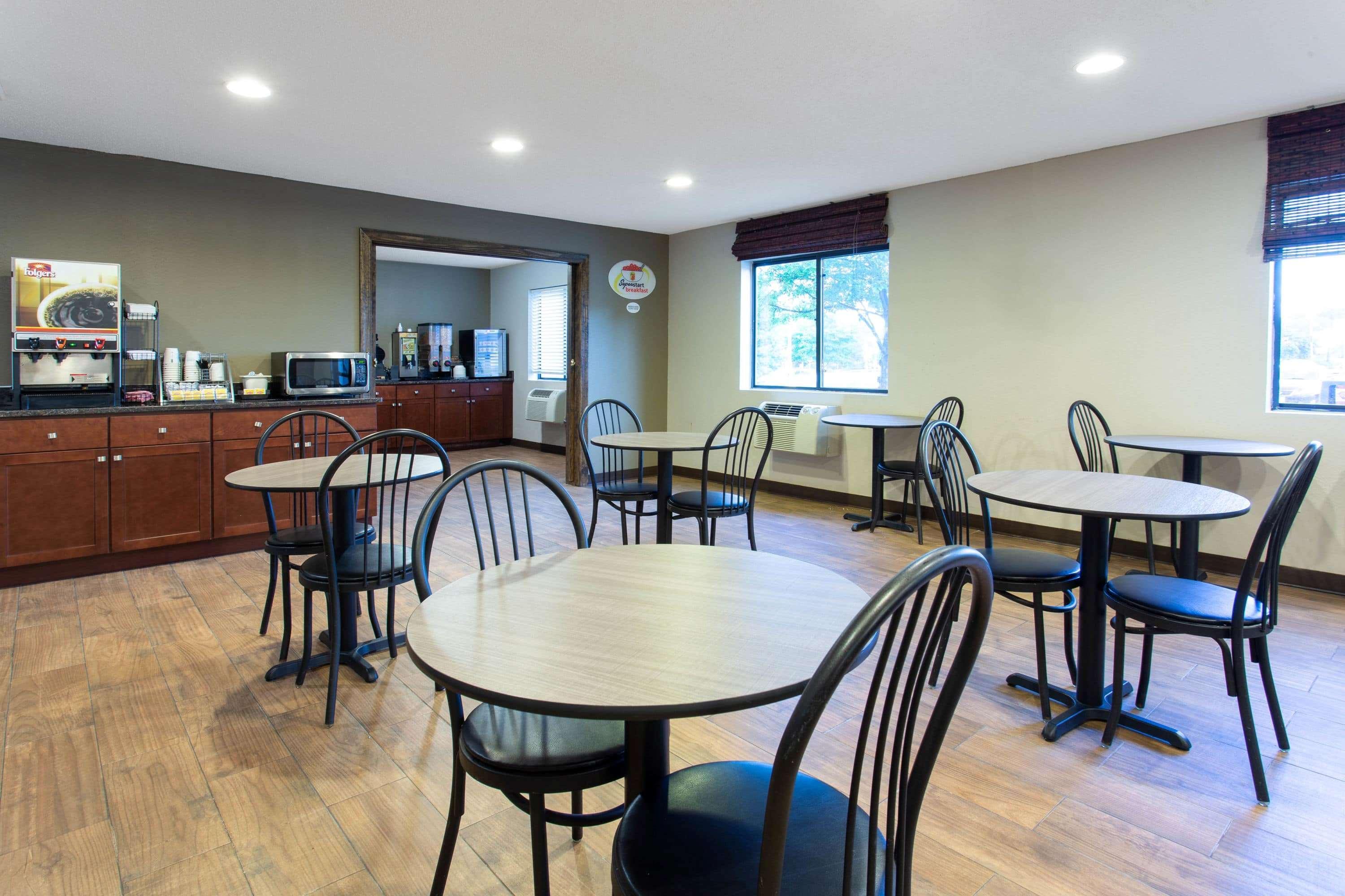 Super 8 By Wyndham Cromwell/Middletown Hotel Bagian luar foto